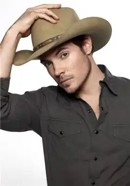 Джош Хендерсон в роли Джона Росса Юинга III в 2012 году.