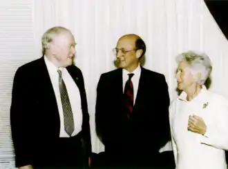 Жанни де Кларанс с Джеймсом Вулси (в центре) и «отцом научной разведки» Реджинальдом Виктором Джонсом в 1992 году