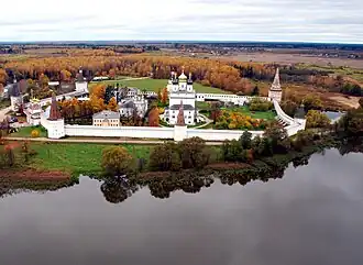 Вид на монастырь через озеро