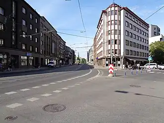 Справа — бывший дом Sakala tn 50,в наст. время Pärnu mnt 27