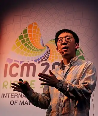 Хо Джунъи на международном конгрессе математиков в 2018 году