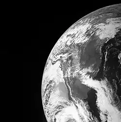 JunoCam КА «Юнона» рассматривает Землю (видна Южная Америка) в октябре 2013 года во время гравитационного манёвра на пути к Юпитеру