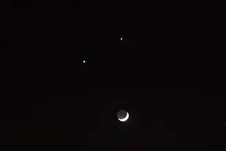 Луна, Венера и Юпитер (слева вверху). 1 декабря 2008, Гуанчжоу, Китай