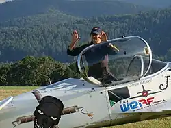 Юргис Кайрис стоит в кабине Су-31