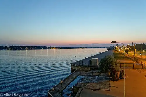 Вечерний вид вдоль улицы