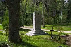 Советский памятник на братской могиле павших во II мировой войне. Демонтирован в 2023 году