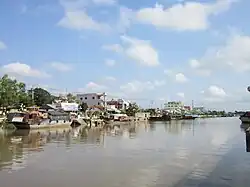 Канал, идущий через город