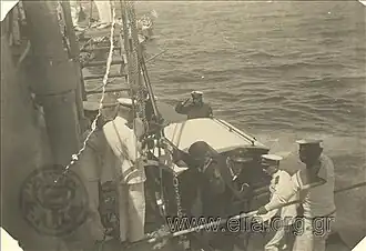 Контр-адмирал Г. Каламидас, командующий Второй эскадры греческого флота базировавшейся в Смирне, встречает королеву Ольгу и принцессу Елену у парадного трапа своего флагманского линкора «Лемнос». Рейд Смирны, 28 июня 1921 года