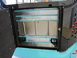 Задний наружный отсек. В нём — тормозные башмаки и аппарель в сложенном виде