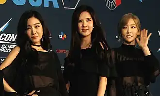 Girls’ Generation—TTS на красной дорожке фестиваля KCON в Лос-Анджелесе, август 2016 года. Слева направо: Тиффани, Сохён и Тхэён