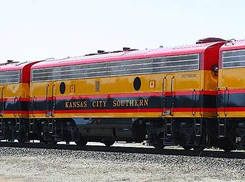 Бустерная секция тепловоза F9B дороги KCS с кузовом вагонного типа