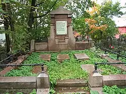 Братская могила большевиков-путиловцев В. П. Алексеева, С. С. Корнеева, И. В. Огородникова