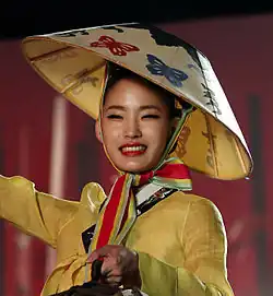 Женщина в чонмо на мероприятии Hanbok-Ao Dai Fashion Show (2013) в городе Ханой, Вьетнам.