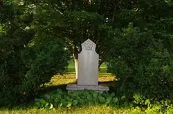 Братская могила советских воинов. Памятник демонтирован в 2023 году