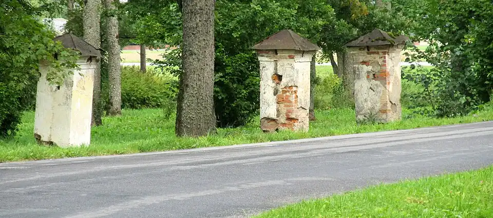 Столбы ограды мызного парка