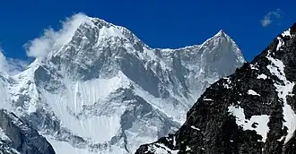 Вид на северную стену вершин Каланка[англ.] (слева) и Чангабанг (справа) с ледника Багини