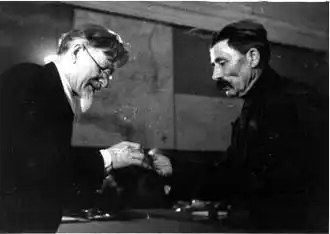 Председатель Президиума Верховного Совета СССР М. И. Калинин (слева) вручает орден «Знак Почёта» ашугу Асаду Ахмед оглы Рзаеву