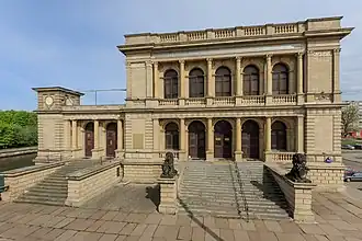 Здание биржи в мае 2017 года