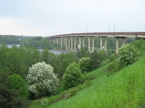 Автомобильный мост Дружбы, соединяющий Калининский и Харитоновский микрорайоны с остальной частью города