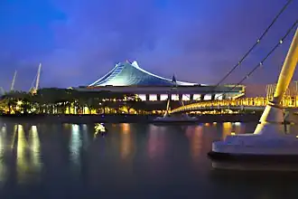 Вид на арену со стороны пешеходного моста Tanjong Rhu