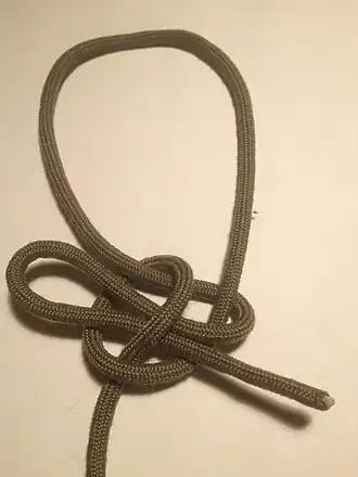 Калмыцкий узелНадёжно держит и быстро развязывается, если дёрнуть за ходовой конец. Его применяют для временного крепления бросательного конца к огону швартова при подаче последнего с судна на причал. Им пользуются для прикрепления вожжей к уздечке, а также для привязывания лошади в конюшне:80.