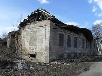 Руины городища со старым главным зданием мызы