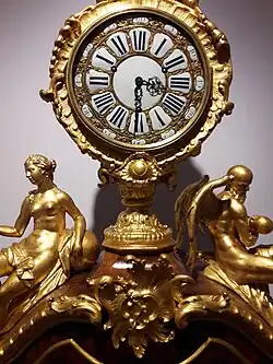 Kомод с часами. Деталь