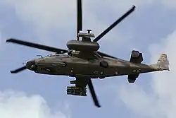 Первый лётный экземпляр Ка-52 (бортовой № 061) перед МАКС-2009. ОЭС «Самшит-БМ-1» с верхней поверхности фюзеляжа перенесена вниз — под видоизменённый носовой обтекатель (ТОЭС-520 отсутствует), 16 августа 2009 года.