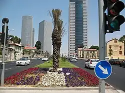 Восточная часть улицы Каплана. По сторонам — теплерские дома, вдали справа — Башня Ха-кирья, вдали слева — башни Азриэли.