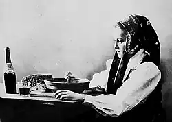 Девушка в повойнике, деревня Вялово (около Воложина). Фотограф граф Бенедикт Тышкевич, июль 1897 г.