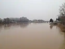 Карадарья близ города Андижан. На заднем плане — головное сооружение Карадарьинского трактаБольшого Ферганского канала