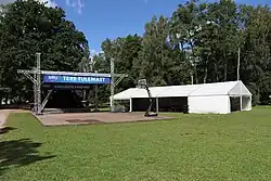 Эстрада и спортплощадка кемпинга, август 2020 года