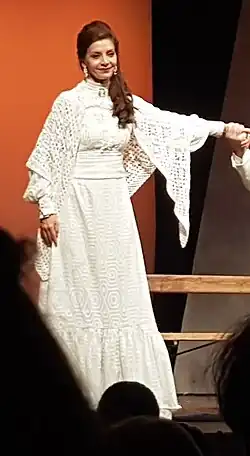 В роли Алины Сольнес в спектакле «Строитель Сольнес» театра Илисия (Θέατρο Ιλίσια) в октябре 2019 года в Афинах