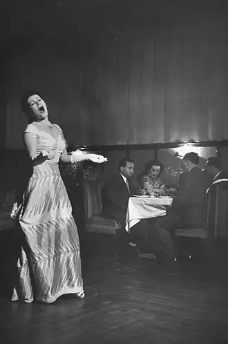 Екатерина Орловская выступает в русском ресторане «Ренессанс» (Шанхай, 1949 год)