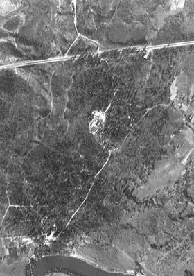 Урочище «Козьи Горы». Аэрофотоснимок сделан 13 октября 1943 года. Вверху — шоссе Смоленск-Витебск, внизу — Днепр, немного выше Днепра — дача НКВД, на середине дороги, идущей к ней от шоссе через лес — поляна с могилами польских военнопленных и советских граждан