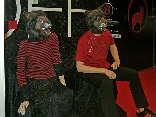 Витрина универмага в ноябре 2004 года