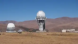 Слева — купол 1-метрового телескопа, справа — 1,5-метрового