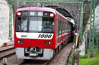 Электричка серии Кэйкю 1000 на линии Осиагэ.