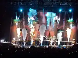 Исполнение «Keine Lust». Rammstein выступают на O2, Лондон, 24 февраля 2012 года.