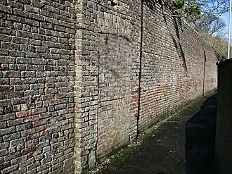 Замурованный вход в бывший сад, обнесённый стеной, в 2008 году