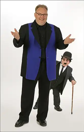 Кевин Джеймс и его ассистент Антонио Ойос (англ. Antonio Hoyos), 2007 г.