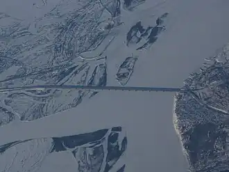 Хабаровский мостСнизу вверх — Амур, слева направо: внизу — протока Пемзенская, вверху — устье Тунгуски