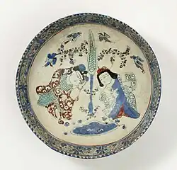 Чаша из каменной пасты, украшенная красной и чёрной эмалью, ок.1200 Иран