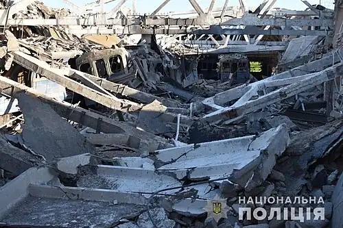 Обрушившаяся крыша депо и частично разбитые вагоны Еж3/Ем-508Т