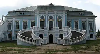 Фасад усадебного дома, отреставрированный по проекту В. Е. Кулакова