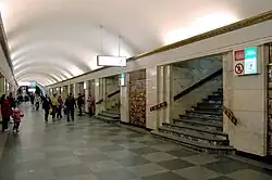 Центральный зал, лестницы перехода № 1