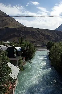 Вид с севера на реку Обихумбоу в центре села Калаихум, близ впадения в реку Пяндж