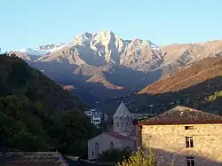 Церковь Святого Месропа Маштоца на фоне горы Хуступ