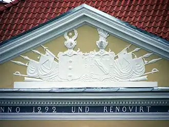 Фронтон главного здания с гербами