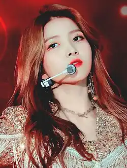 Ким позирует перед камерой в феврале 2020 года